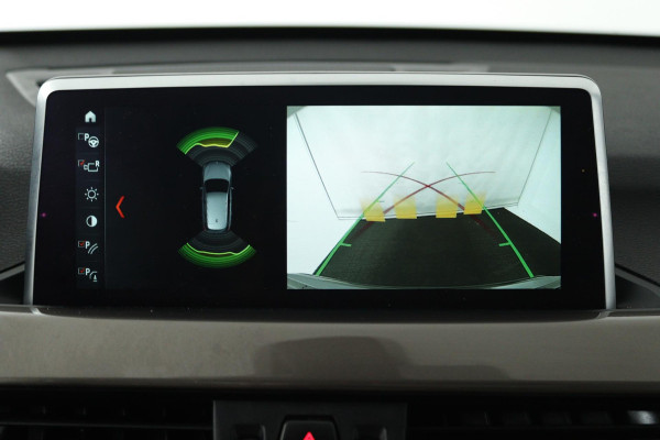 BMW X1 SDrive18i High Executive (PANORAMADAK, ACHTERUITRIJCAMERA, SFEERVERLICHTING, STOELVERWARMING, NAVIGATIE, DEALER ONDERHOUD)
