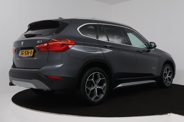 BMW X1 SDrive18i High Executive (PANORAMADAK, ACHTERUITRIJCAMERA, SFEERVERLICHTING, STOELVERWARMING, NAVIGATIE, DEALER ONDERHOUD)