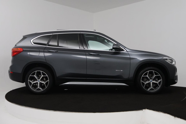 BMW X1 SDrive18i High Executive (PANORAMADAK, ACHTERUITRIJCAMERA, SFEERVERLICHTING, STOELVERWARMING, NAVIGATIE, DEALER ONDERHOUD)