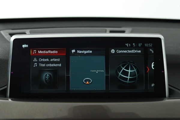 BMW X1 SDrive18i High Executive (PANORAMADAK, ACHTERUITRIJCAMERA, SFEERVERLICHTING, STOELVERWARMING, NAVIGATIE, DEALER ONDERHOUD)