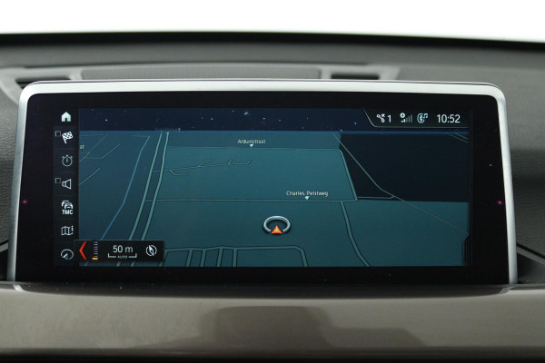 BMW X1 SDrive18i High Executive (PANORAMADAK, ACHTERUITRIJCAMERA, SFEERVERLICHTING, STOELVERWARMING, NAVIGATIE, DEALER ONDERHOUD)