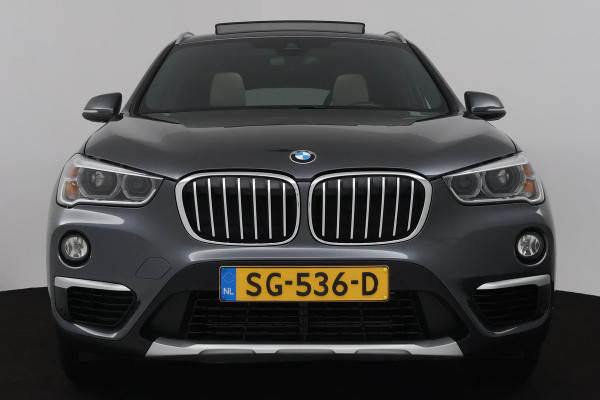 BMW X1 SDrive18i High Executive (PANORAMADAK, ACHTERUITRIJCAMERA, SFEERVERLICHTING, STOELVERWARMING, NAVIGATIE, DEALER ONDERHOUD)