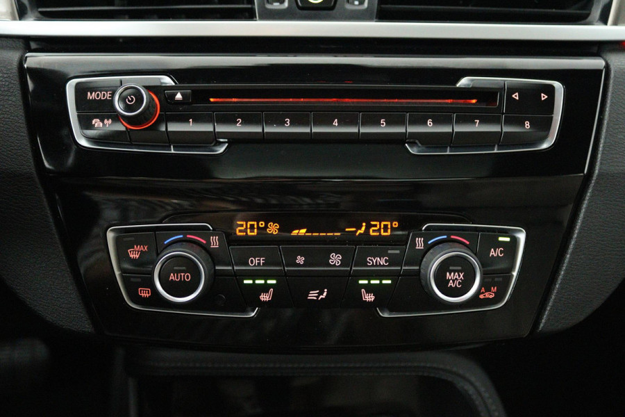 BMW X1 SDrive18i High Executive (PANORAMADAK, ACHTERUITRIJCAMERA, SFEERVERLICHTING, STOELVERWARMING, NAVIGATIE, DEALER ONDERHOUD)