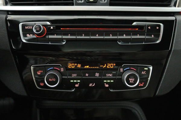 BMW X1 SDrive18i High Executive (PANORAMADAK, ACHTERUITRIJCAMERA, SFEERVERLICHTING, STOELVERWARMING, NAVIGATIE, DEALER ONDERHOUD)