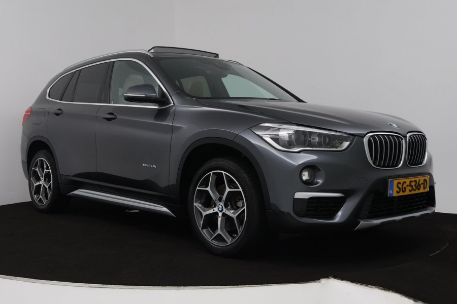 BMW X1 SDrive18i High Executive (PANORAMADAK, ACHTERUITRIJCAMERA, SFEERVERLICHTING, STOELVERWARMING, NAVIGATIE, DEALER ONDERHOUD)
