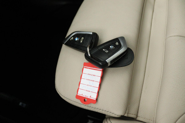 BMW X1 SDrive18i High Executive (PANORAMADAK, ACHTERUITRIJCAMERA, SFEERVERLICHTING, STOELVERWARMING, NAVIGATIE, DEALER ONDERHOUD)