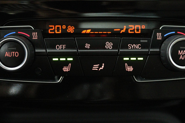 BMW X1 SDrive18i High Executive (PANORAMADAK, ACHTERUITRIJCAMERA, SFEERVERLICHTING, STOELVERWARMING, NAVIGATIE, DEALER ONDERHOUD)