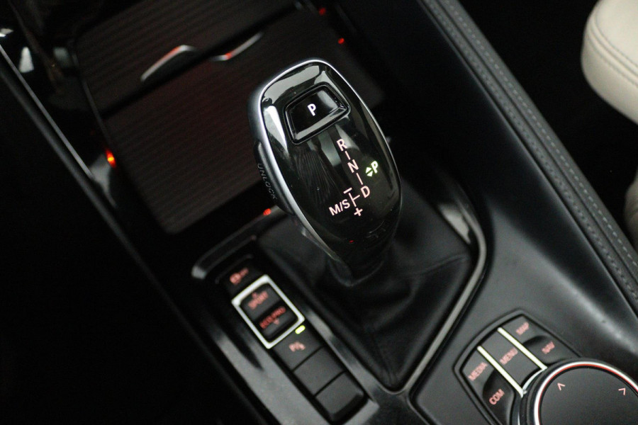 BMW X1 SDrive18i High Executive (PANORAMADAK, ACHTERUITRIJCAMERA, SFEERVERLICHTING, STOELVERWARMING, NAVIGATIE, DEALER ONDERHOUD)
