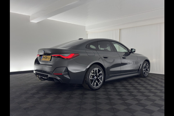BMW i4 eDrive40 84 kWh M-Sportpack [ 3-Fase ] { SOH-95%} (INCL-BTW) *LEATHER-ALCANTARA | FULL-LED | ADAPTIVE-CRUISE | WIDE-SCREEN-DIGI-COCKPIT | DAB+ | CAMERA | AMBIENT-LIGHT | CARPLAY | SPORT-SEATS | PRIVACY-GLASS | TOWBAR | 18''ALU*