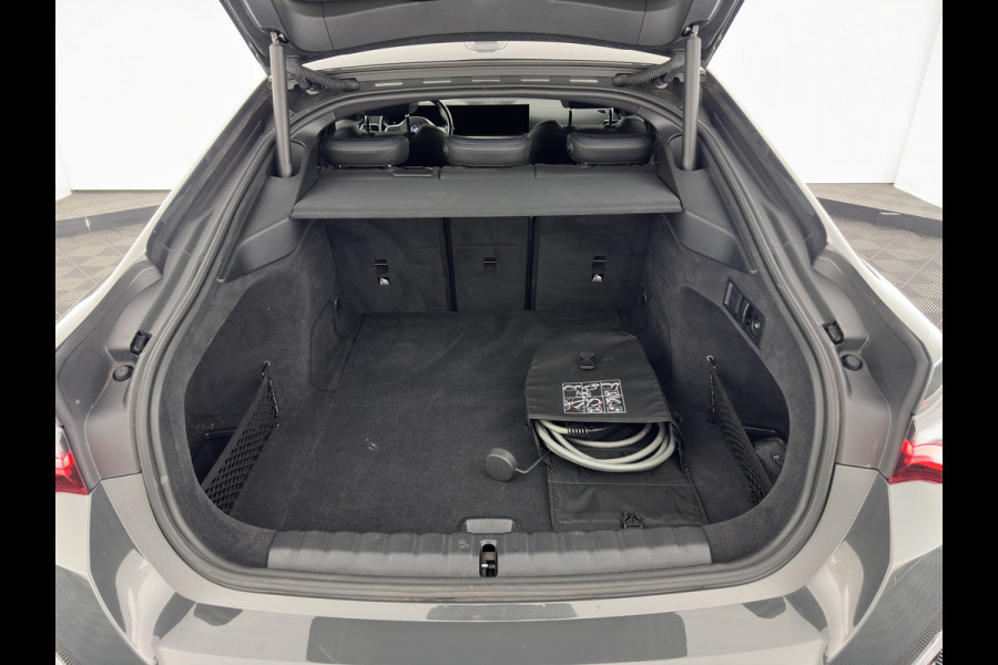 BMW i4 eDrive40 84 kWh M-Sportpack [ 3-Fase ] { SOH-95%} (INCL-BTW) *LEATHER-ALCANTARA | FULL-LED | ADAPTIVE-CRUISE | WIDE-SCREEN-DIGI-COCKPIT | DAB+ | CAMERA | AMBIENT-LIGHT | CARPLAY | SPORT-SEATS | PRIVACY-GLASS | TOWBAR | 18''ALU*