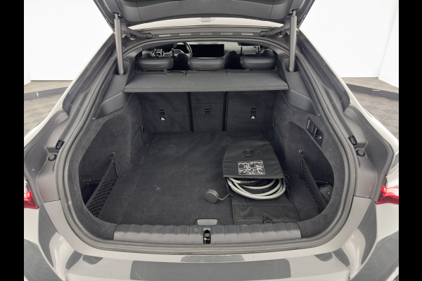 BMW i4 eDrive40 84 kWh M-Sportpack [ 3-Fase ] { SOH-95%} (INCL-BTW) *LEATHER-ALCANTARA | FULL-LED | ADAPTIVE-CRUISE | WIDE-SCREEN-DIGI-COCKPIT | DAB+ | CAMERA | AMBIENT-LIGHT | CARPLAY | SPORT-SEATS | PRIVACY-GLASS | TOWBAR | 18''ALU*