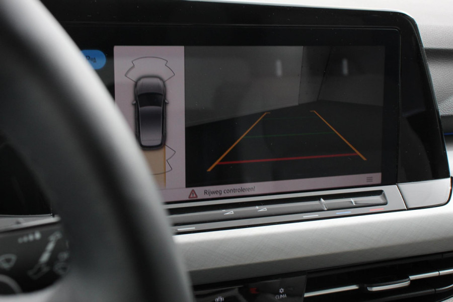 Volkswagen Golf 1.5 eTSI 150pk DSG Life | Navigatie | Climate Control | Camera | Parkeer sensoren | DAB | Led | Lichtmetalen velgen