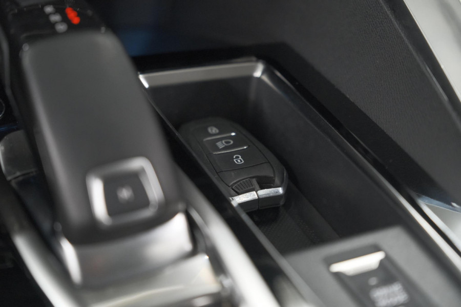 Peugeot 5008 PureTech 130 EAT8 Active | 7 Zitplaatsen | Camera | Navigatie | Apple Carplay | Parkeersensoren
