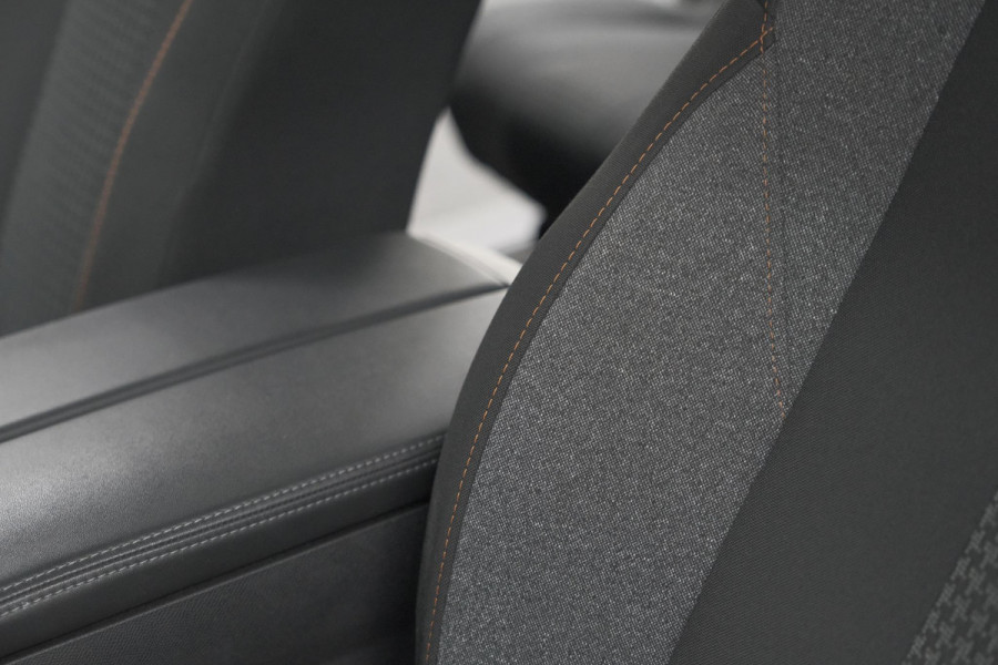 Peugeot 5008 PureTech 130 EAT8 Active | 7 Zitplaatsen | Camera | Navigatie | Apple Carplay | Parkeersensoren