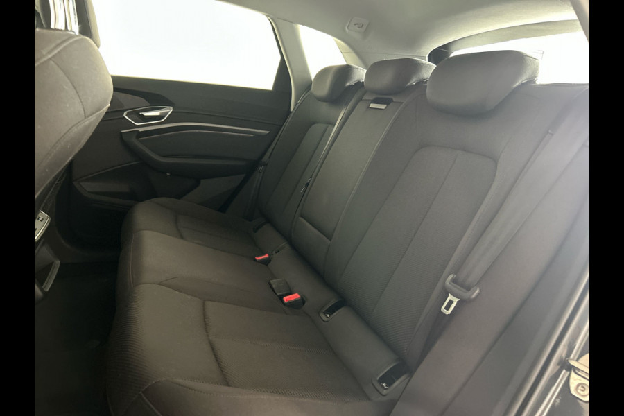 Audi e-tron 50 quattro Launch edition 71 kWh | Luchtvering | Parkeersensoren voor en achter | Aluminium dakreling | SoH (batterijcheck) 90,5 % score!