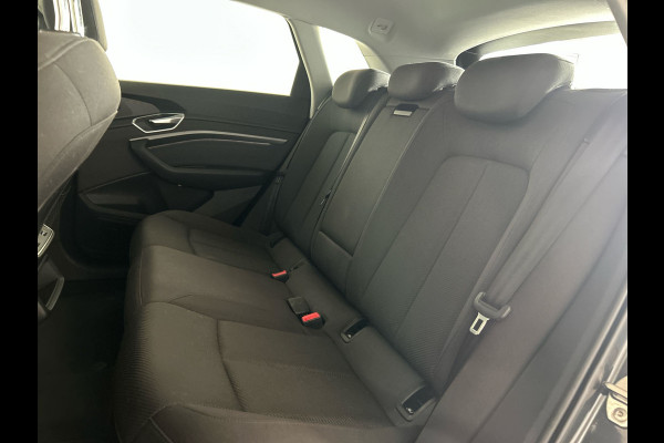 Audi e-tron 50 quattro Launch edition 71 kWh | Luchtvering | Parkeersensoren voor en achter | Aluminium dakreling | SoH (batterijcheck) 90,5 % score!