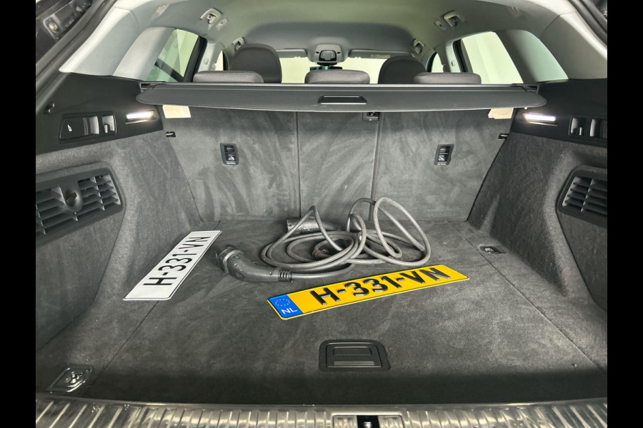 Audi e-tron 50 quattro Launch edition 71 kWh | Luchtvering | Parkeersensoren voor en achter | Aluminium dakreling | SoH (batterijcheck) 90,5 % score!