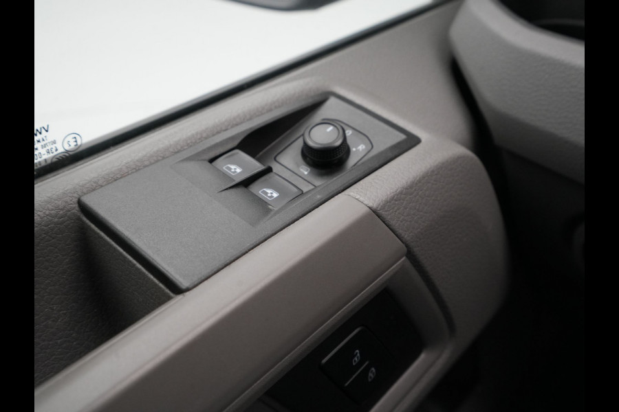 Volkswagen Crafter 35 2.0 TDI L3H3 Highline Camera Pdc Acc Trekhaak Navigatie Carplay Parkassist