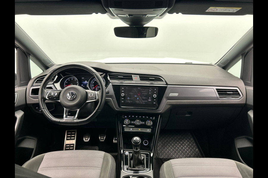 Volkswagen Touran 1.4 TSI Highline Edition R 7 Persoons Carplay Trekhaak Adaptive-cruise Camera Navigatie
