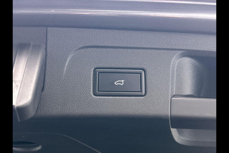Volkswagen Touran 1.4 TSI Highline Edition R 7 Persoons Carplay Trekhaak Adaptive-cruise Camera Navigatie