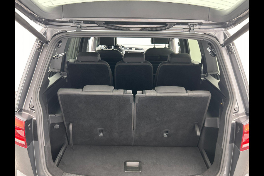 Volkswagen Touran 1.4 TSI Highline Edition R 7 Persoons Carplay Trekhaak Adaptive-cruise Camera Navigatie