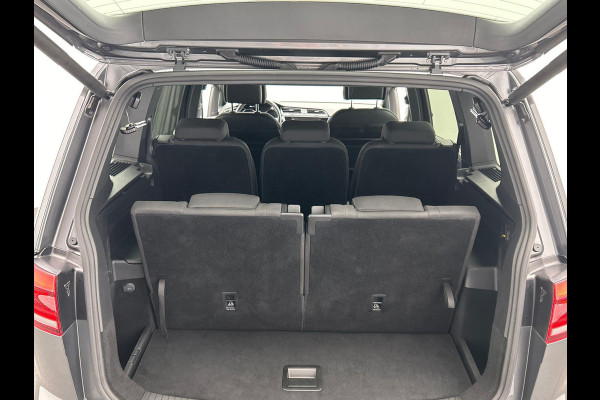 Volkswagen Touran 1.4 TSI Highline Edition R 7 Persoons Carplay Trekhaak Adaptive-cruise Camera Navigatie