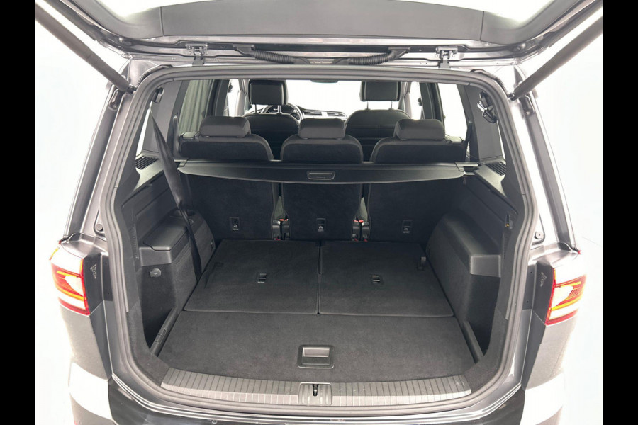 Volkswagen Touran 1.4 TSI Highline Edition R 7 Persoons Carplay Trekhaak Adaptive-cruise Camera Navigatie