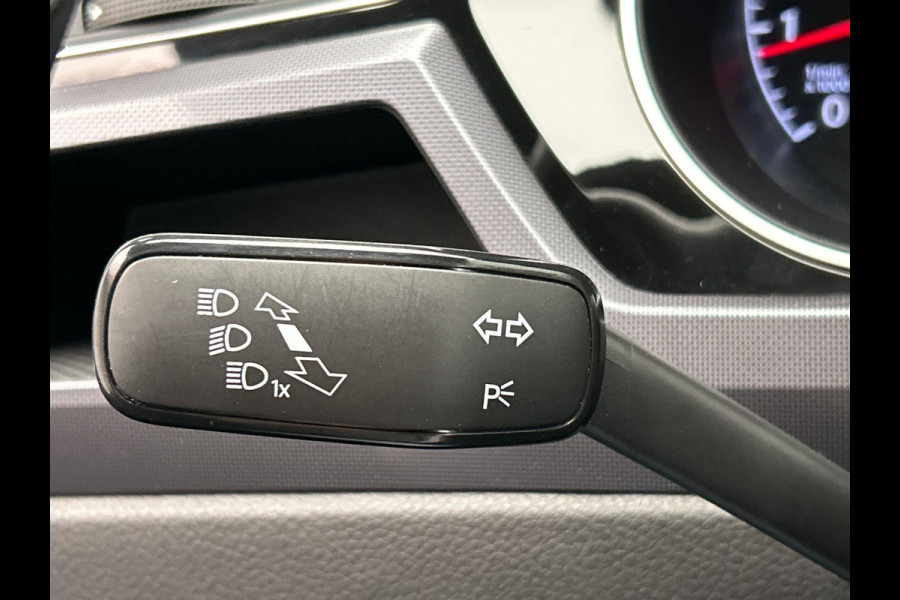 Volkswagen Touran 1.4 TSI Highline Edition R 7 Persoons Carplay Trekhaak Adaptive-cruise Camera Navigatie