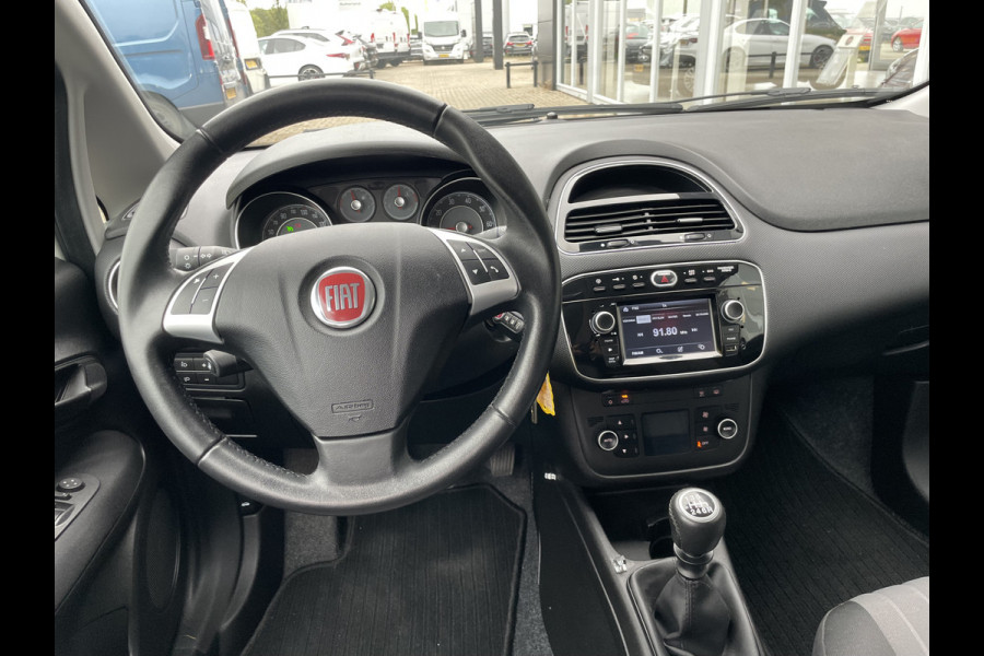 Fiat Punto Evo TwinAir Sempre 100 PK | Cruise control | Climate control | Trekhaak Fiat Punto Evo TwinAir Sempre 100 PK | Cruise control | Climate control | Trekhaak