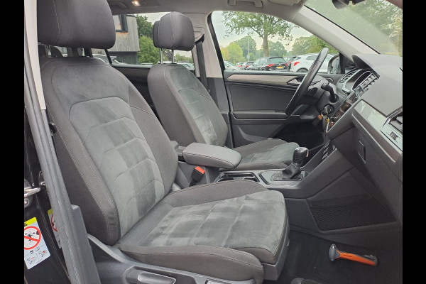 Volkswagen Tiguan Allspace 1.4 TSI Comfortline Business 7p. | Pano | Trekhaak | Stoelverwarming | Navi | ACC | App-connect | Elek. achterklep | All-seasons | Volkswagen Tiguan Allspace 1.4 TSI Comfortline Business 7p. | Pano | Trekhaak | Stoelverwarming | Navi | ACC | App-connect | Elek. achterklep | All-seasons |