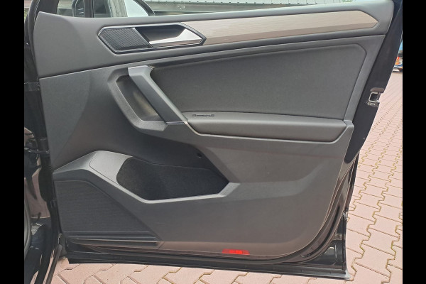 Volkswagen Tiguan Allspace 1.4 TSI Comfortline Business 7p. | Pano | Trekhaak | Stoelverwarming | Navi | ACC | App-connect | Elek. achterklep | All-seasons | Volkswagen Tiguan Allspace 1.4 TSI Comfortline Business 7p. | Pano | Trekhaak | Stoelverwarming | Navi | ACC | App-connect | Elek. achterklep | All-seasons |