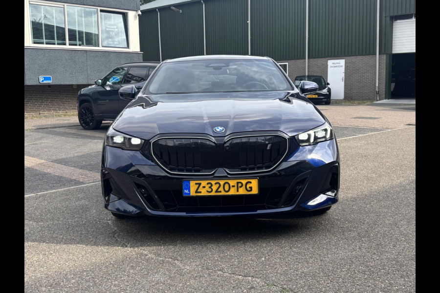 BMW i5 eDrive40 84 kWh M SPORT VAN: 63.900,- VOOR: 58.877,- UW HERFSTVOORDEEL: 5.023,- | MEGA VOL | ORIG. NL | BTW VERREKENBAAR | t/m 05-2027 FABRIEKSGARANTIE