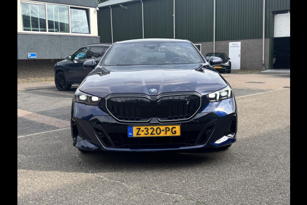 BMW i5 eDrive40 84 kWh M SPORT VAN: 63.900,- VOOR: 58.877,- UW HERFSTVOORDEEL: 5.023,- | MEGA VOL | ORIG. NL | BTW VERREKENBAAR | t/m 05-2027 FABRIEKSGARANTIE