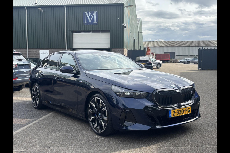 BMW i5 eDrive40 84 kWh M SPORT VAN: 63.900,- VOOR: 58.877,- UW HERFSTVOORDEEL: 5.023,- | MEGA VOL | ORIG. NL | BTW VERREKENBAAR | t/m 05-2027 FABRIEKSGARANTIE