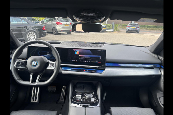 BMW i5 eDrive40 84 kWh M SPORT VAN: 63.900,- VOOR: 58.877,- UW HERFSTVOORDEEL: 5.023,- | MEGA VOL | ORIG. NL | BTW VERREKENBAAR | t/m 05-2027 FABRIEKSGARANTIE