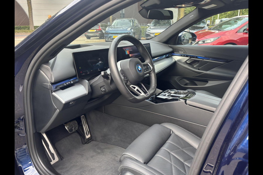 BMW i5 eDrive40 84 kWh M SPORT VAN: 63.900,- VOOR: 58.877,- UW HERFSTVOORDEEL: 5.023,- | MEGA VOL | ORIG. NL | BTW VERREKENBAAR | t/m 05-2027 FABRIEKSGARANTIE