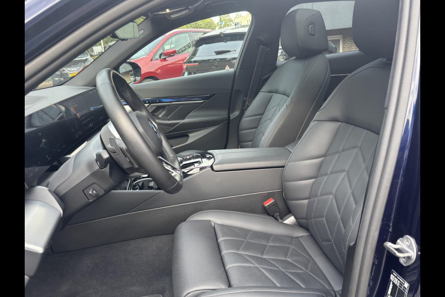 BMW i5 eDrive40 84 kWh M SPORT VAN: 63.900,- VOOR: 58.877,- UW HERFSTVOORDEEL: 5.023,- | MEGA VOL | ORIG. NL | BTW VERREKENBAAR | t/m 05-2027 FABRIEKSGARANTIE