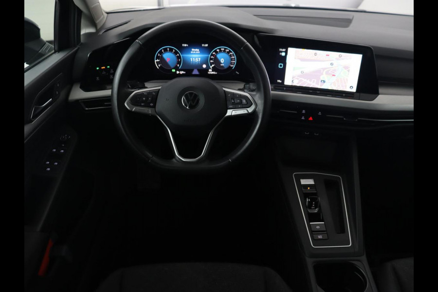 Volkswagen GOLF Variant 1.0 eTSI Life | LED | Elektrische Trekhaak | Carplay | Adaptive Cruise | PDC | Navigatie | Sfeerverlichting