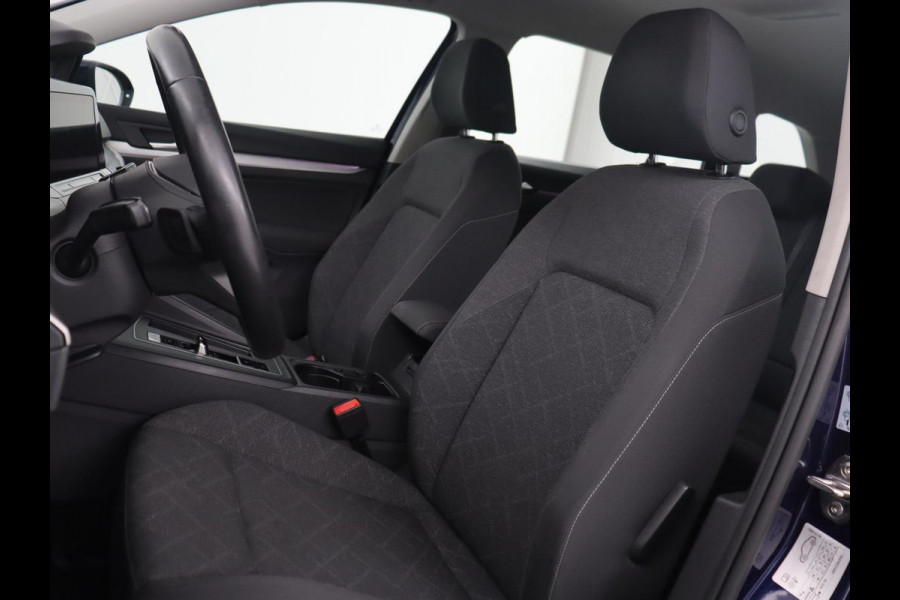 Volkswagen GOLF Variant 1.0 eTSI Life | LED | Elektrische Trekhaak | Carplay | Adaptive Cruise | PDC | Navigatie | Sfeerverlichting