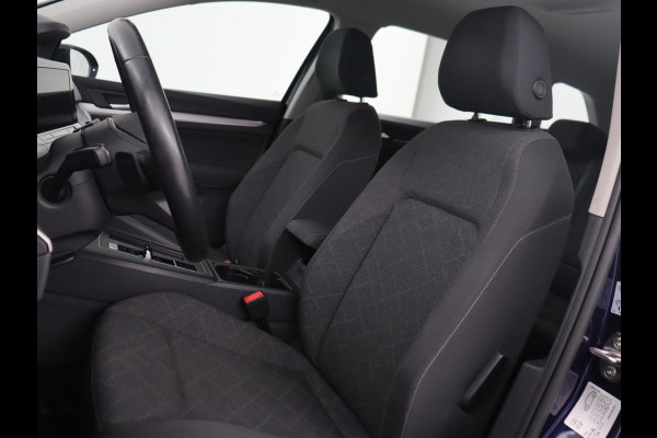 Volkswagen GOLF Variant 1.0 eTSI Life | LED | Elektrische Trekhaak | Carplay | Adaptive Cruise | PDC | Navigatie | Sfeerverlichting