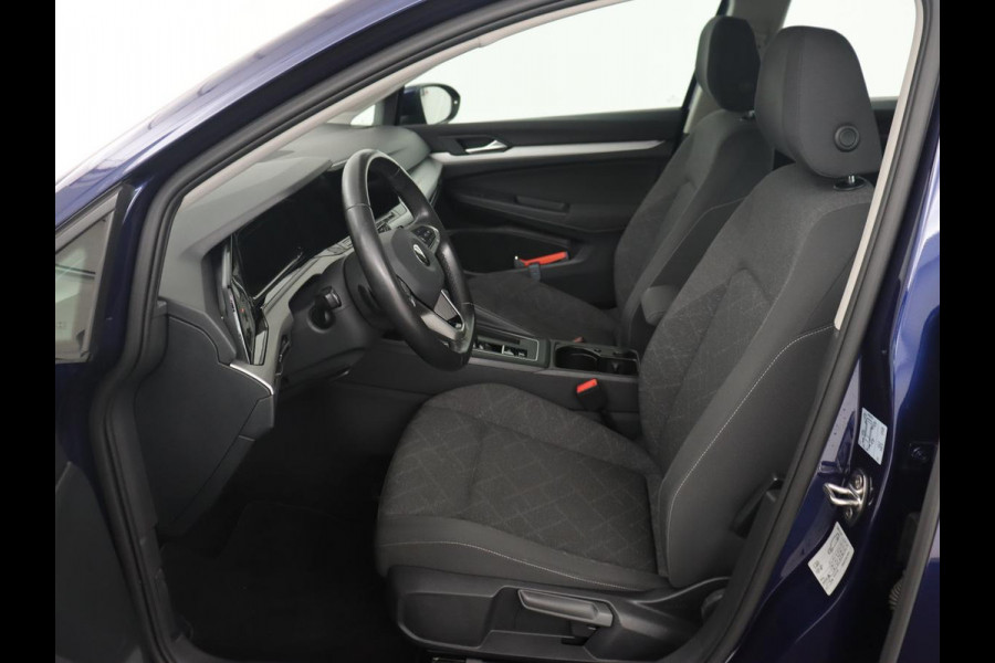 Volkswagen GOLF Variant 1.0 eTSI Life | LED | Elektrische Trekhaak | Carplay | Adaptive Cruise | PDC | Navigatie | Sfeerverlichting