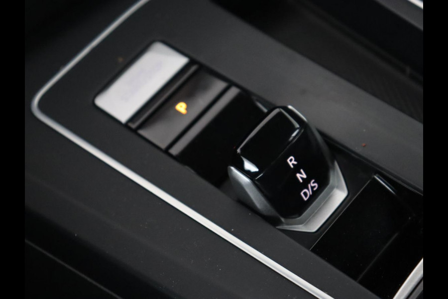 Volkswagen GOLF Variant 1.0 eTSI Life | LED | Elektrische Trekhaak | Carplay | Adaptive Cruise | PDC | Navigatie | Sfeerverlichting