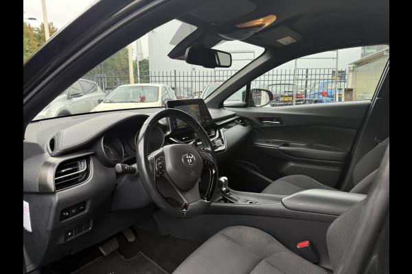 Toyota C-HR 1.8 Hybrid Dynamic Navi. GARANTIE TOT 08-2028! . AFNEEMBARE TREKHAAK. ADAPTIEVE CRUISE CONTROL. PARKEERSENSOREN VOOR & ACHTER.