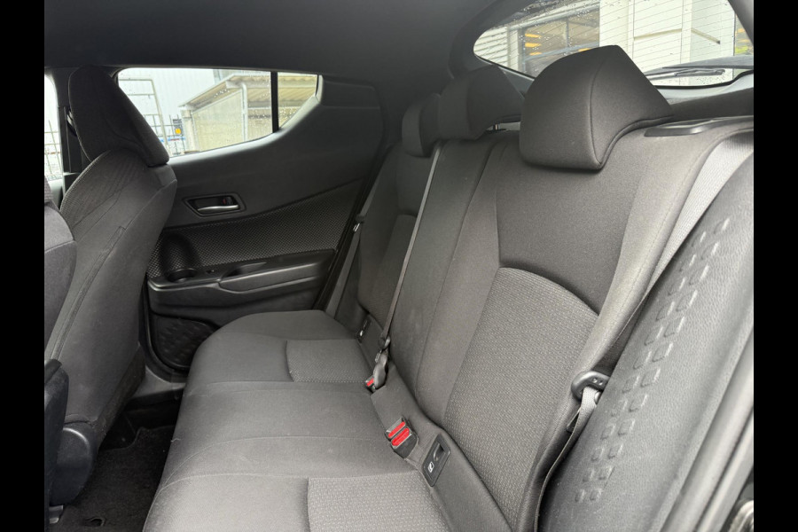Toyota C-HR 1.8 Hybrid Dynamic Navi. GARANTIE TOT 08-2028! . AFNEEMBARE TREKHAAK. ADAPTIEVE CRUISE CONTROL. PARKEERSENSOREN VOOR & ACHTER.
