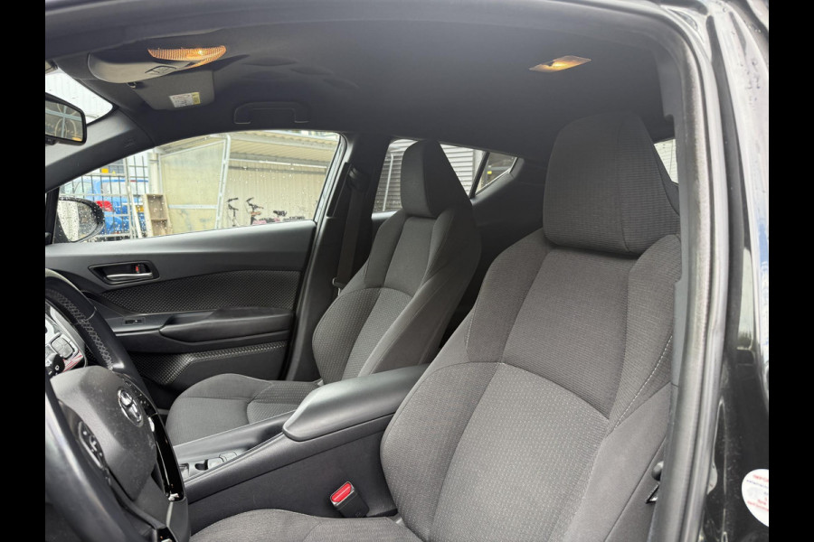 Toyota C-HR 1.8 Hybrid Dynamic Navi. GARANTIE TOT 08-2028! . AFNEEMBARE TREKHAAK. ADAPTIEVE CRUISE CONTROL. PARKEERSENSOREN VOOR & ACHTER.