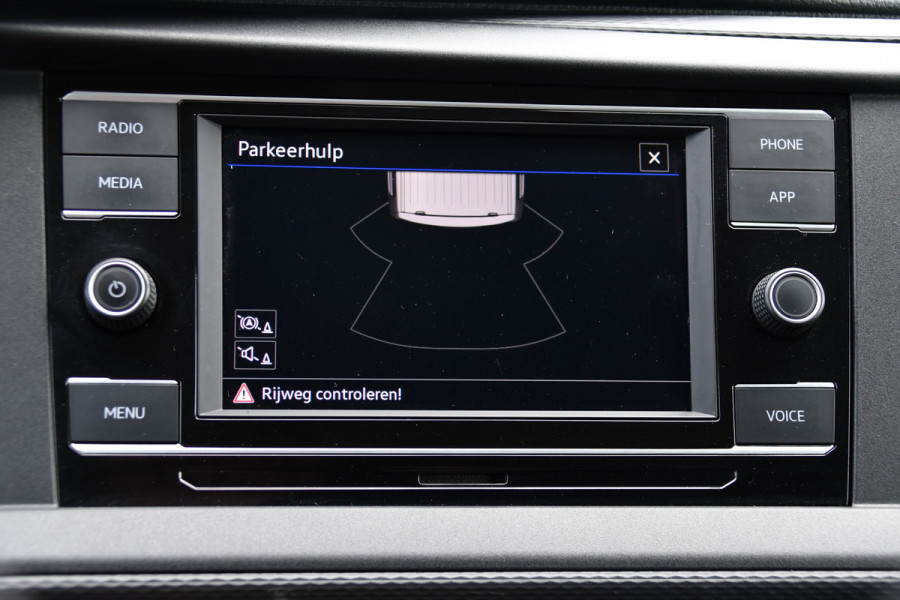 Volkswagen Transporter 2.0 TDI L1H1 30 Black Edition Cruise, Sensoren, Carplay, 150PK, Automaat, Trekhaak, Stoelverwarming, Standkachel Volkswagen Transporter 2.0 TDI L1H1 30 Black Edition Cruise, Sensoren, Carplay, 150PK, Automaat, Trekhaak, Stoelverwarming, Standkachel