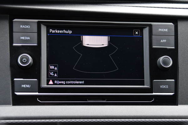 Volkswagen Transporter 2.0 TDI L1H1 30 Black Edition Cruise, Sensoren, Carplay, 150PK, Automaat, Trekhaak, Stoelverwarming, Standkachel Volkswagen Transporter 2.0 TDI L1H1 30 Black Edition Cruise, Sensoren, Carplay, 150PK, Automaat, Trekhaak, Stoelverwarming, Standkachel