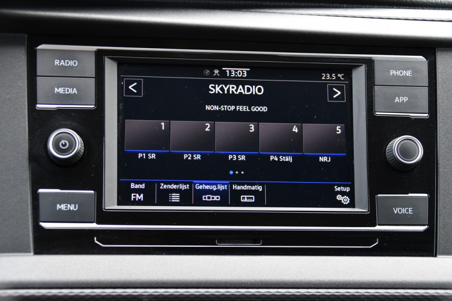 Volkswagen Transporter 2.0 TDI L1H1 30 Black Edition Cruise, Sensoren, Carplay, 150PK, Automaat, Trekhaak, Stoelverwarming, Standkachel Volkswagen Transporter 2.0 TDI L1H1 30 Black Edition Cruise, Sensoren, Carplay, 150PK, Automaat, Trekhaak, Stoelverwarming, Standkachel