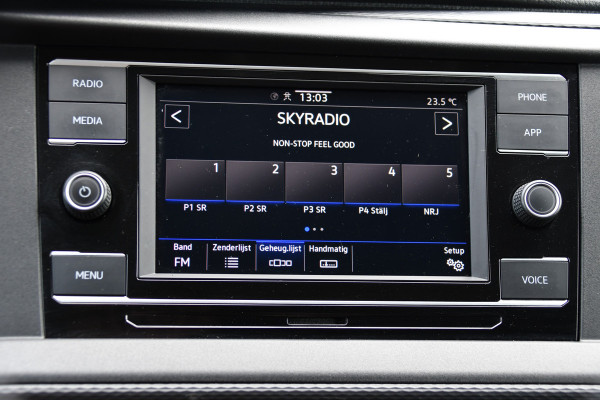 Volkswagen Transporter 2.0 TDI L1H1 30 Black Edition Cruise, Sensoren, Carplay, 150PK, Automaat, Trekhaak, Stoelverwarming, Standkachel Volkswagen Transporter 2.0 TDI L1H1 30 Black Edition Cruise, Sensoren, Carplay, 150PK, Automaat, Trekhaak, Stoelverwarming, Standkachel