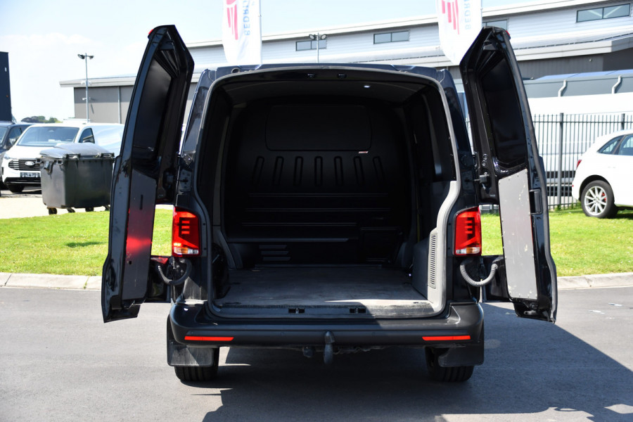 Volkswagen Transporter 2.0 TDI L1H1 30 Black Edition Cruise, Sensoren, Carplay, 150PK, Automaat, Trekhaak, Stoelverwarming, Standkachel Volkswagen Transporter 2.0 TDI L1H1 30 Black Edition Cruise, Sensoren, Carplay, 150PK, Automaat, Trekhaak, Stoelverwarming, Standkachel